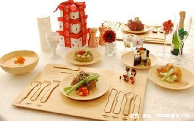 来自日本的funfam的儿童餐具设计，原木的，环保的，看起来挺舒服。<br />不过最可爱的地方，在于原木上的一点可爱的小图案，有萝卜，有鱼，还有糖果等，这么可爱，小孩子肯定喜欢啦。不知道是烫印，还是激光刻字，…