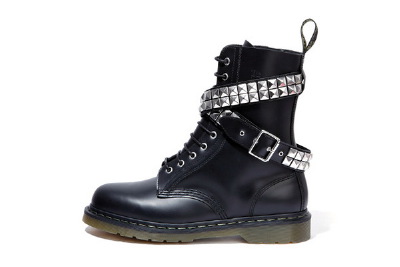 铆钉上身，izzue与Dr.Martens合作推出2011年新联名靴款10-Hole Boot<br /><a class='shortlnk' href='/s/141471cf1' target='_blank' title='http://www.kidulty.com/news/id/news/14332'>http://duitang.com/s/141…
