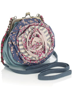 碎花复古小钱包~<br /><a class='shortlnk' href='/s/024bd2e1f' target='_blank' title='http://www.accessorize.com/bags/corsage-mini-purse-cross-body-bag/invt/88969399/?bklist=icat,4,shop,bagshop,allbags…