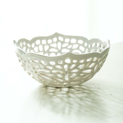 白色的镂空设计~<br /><a class='shortlnk' href='/s/02167b372' target='_blank' title='http://www.etsy.com/listing/69875240/very-small-carved-lace-bowl?ref=tre-4d81459450006d918e822d19-6'>http://duitang…