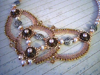 手工制作的项链，非常喜欢<br /><a class='shortlnk' href='/s/174a70273' target='_blank' title='http://www.etsy.com/listing/23991881/mocha-disc-and-pearls-necklace'>http://duitang.com/s/174a70273</a>