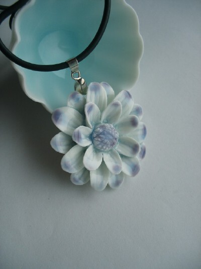 花朵般的首饰~很喜欢<br /><a class='shortlnk' href='/s/0287234dd' target='_blank' title='http://www.etsy.com/listing/64595818/handmade-porcelain-light-purple-dahlia'>http://duitang.com/s/0287234dd</a>
