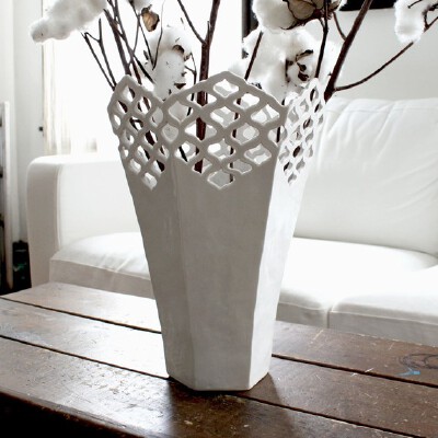 镂空的花茶~我喜欢<br /><a class='shortlnk' href='/s/14970f728' target='_blank' title='http://www.etsy.com/listing/70441988/carved-porcelain-lattice-vase?ref=v1_other_2'>http://duitang.com/s/14970f728…
