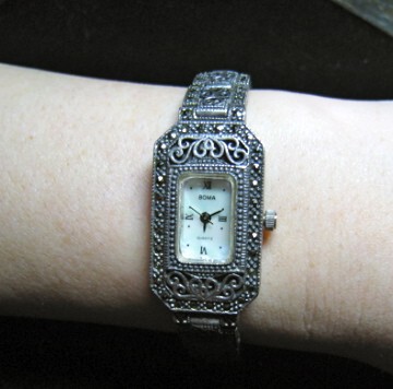 复古Vintage 手表，样式很精致<br /><a class='shortlnk' href='/s/1304eff70' target='_blank' title='http://www.etsy.com/listing/70678862/vintage-silver-marcasite-watch-w-mother?ref=cat1_gallery_26'>http…