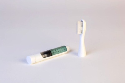 设计师成功地将牙膏和牙刷结合设计在一起。这款新设计不仅让牙刷的生产减少了原料耗费，同时还将牙膏筒转为牙刷柄使用，将“废物”利用了起来。<br /><a class='shortlnk' href='/s/0336f5859' target='_blank' tit…