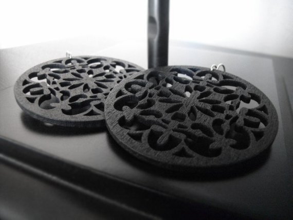 像奥利奥一样的耳环.. <a class='shortlnk' href='/s/0547bab5d' target='_blank' title='http://www.etsy.com/listing/69352707/iron-gates-intricately-carvedcut-wood?ref=sr_gallery_13&amp;ga_search_q'>http://duitang.com/s/0547bab5d</a>