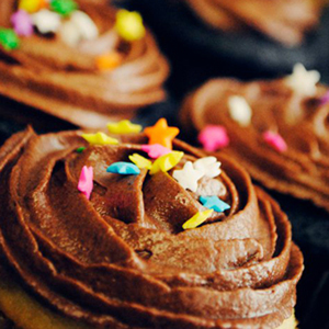 美食就是那么让人情不自禁。。 <a class='shortlnk' href='/s/127a5a1b3' target='_blank' title='http://iheartamycakes.bigcartel.com/product/chocolate-with-chocolate-icing'>http://duitang.com/s/127a5a1b3</…