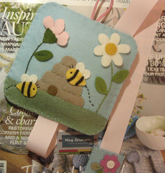 2只小蜜蜂丫！灰到花丛中丫。。。 <a class='shortlnk' href='/s/06ea951e1' target='_blank' title='http://www.etsy.com/listing/67518883/playing-bees-wool-felt-hair-clip-holder'>http://duitang.com/s/06ea951e1</a>