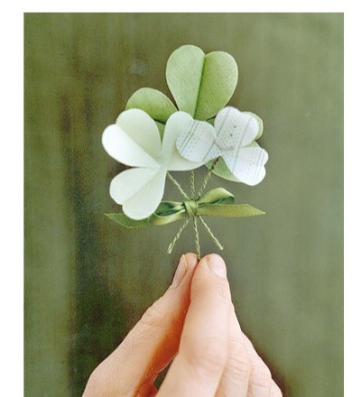 纸做的三叶草～<a class='shortlnk' href='/s/01806a4ea' target='_blank' title='http://www.douban.com/photos/photo/957985426/'>http://duitang.com/s/01806a4ea</a>