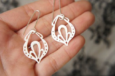 田园风格的女生挺适合的 Lingerie Pendeloque Earrings <a class='shortlnk' href='/s/063fb22ee' target='_blank' title='http://supermarkethq.com/product/lingerie-pendeloque-earrings-sterling-silver-hand-cu…