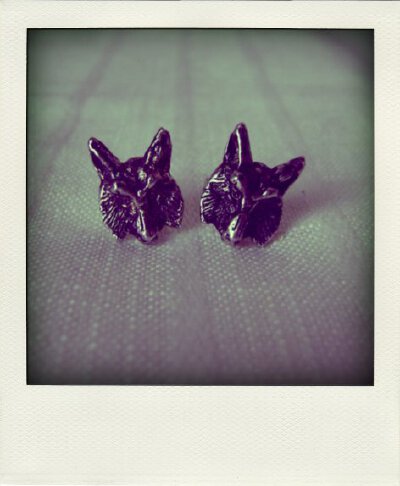 一对的，看着挺可爱 <a class='shortlnk' href='/s/013396c50' target='_blank' title='http://supermarkethq.com/product/wild-wolf-stud-earrings'>http://duitang.com/s/013396c50</a>