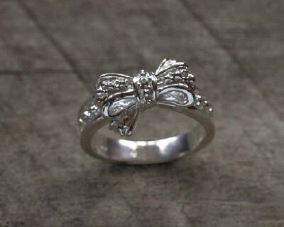 花式蝴蝶结戒指 <a class='shortlnk' href='/s/075a2ee38' target='_blank' title='http://supermarkethq.com/product/fancy-bow-ring'>http://duitang.com/s/075a2ee38</a>