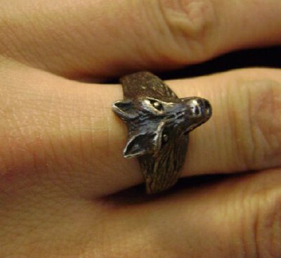 很精巧的狼头戒指 <a class='shortlnk' href='/s/06236012e' target='_blank' title='http://supermarkethq.com/product/wolf-ring-silver'>http://duitang.com/s/06236012e</a>