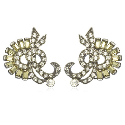 复古家徽的感觉<a class='shortlnk' href='/s/02620ae13' target='_blank' title='http://www.charmandchain.com/products/yellow-and-crystal-ornate-studs'>http://duitang.com/s/02620ae13</a>