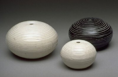 想起了以前装围棋的盒子，很漂亮的圆形形状，黑白相间。<a class='shortlnk' href='/s/04880e69c' target='_blank' title='http://www.etsy.com/listing/43610573/small-white-pebble-oil-lamp-or-not'>http://duita…