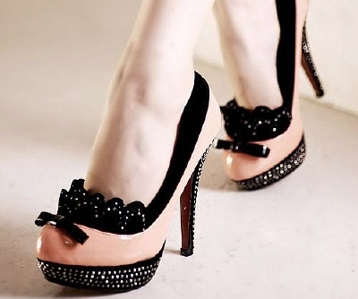 好漂亮哦～～ <a class='shortlnk' href='/s/015a8c428' target='_blank' title='http://www.senseofashion.com/modernvintageboutique/items/55568/High-Heel-Orange-and-Black-Crystal-Shoes'>http://duitang.com/…