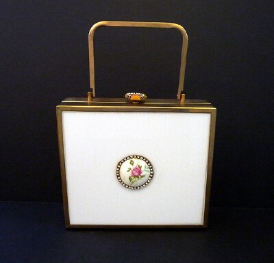 复古50年代的有机玻璃盒钱包由Planetclairevintage宝石 Vintage 50's Lucite Jeweled Box Purse Ceramic and Rhinestone Accents <a class='shortlnk' href='/s/15464723c' target='_blank' title='http://www.e…
