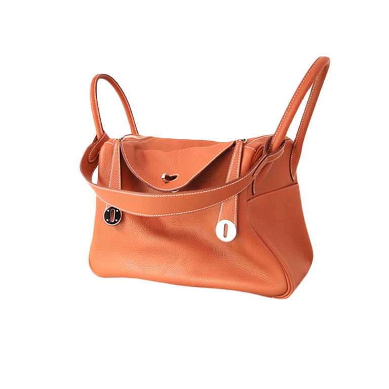 Hermes - 很时尚的包包，带上她就感觉很高贵哦~！Hermes Gold Togo Lindy Bag <a class='shortlnk' href='/s/15bd9a010' target='_blank' title='http://fashion.1stdibs.com/avl_item_detail.php?id=36297'>http://duitang.com/s/15bd9a010</a>