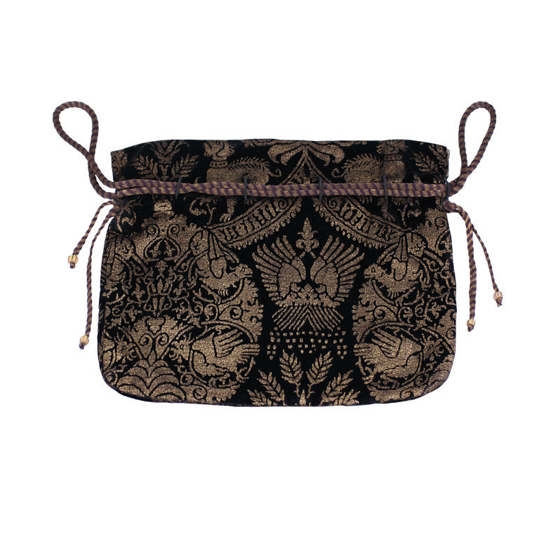 Mariano Fortuny - Mariano Fortuny Rare Black Stencilled Velvet Drawstring Bag 图案很好看，有点复古的感觉~~<a class='shortlnk' href='/s/05e859a1' target='_blank' title='http://fashion.1stdibs.com/avl_item_detail.php?id=30667'>http://duitang.com/s/05e859a1</a>
