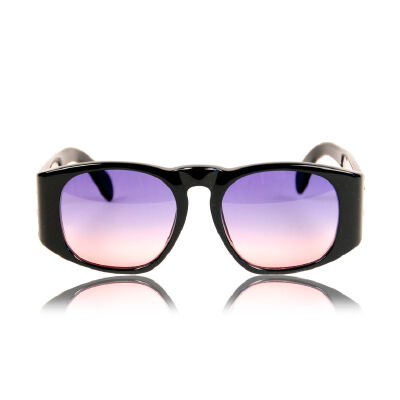 1980年代的Chanel - Unique Chanel Sunglasses 复古眼镜<a class='shortlnk' href='/s/05deab88d' target='_blank' title='http://fashion.1stdibs.com/avl_item_detail.php?id=4456'>http://duitang.com/s/05deab8…
