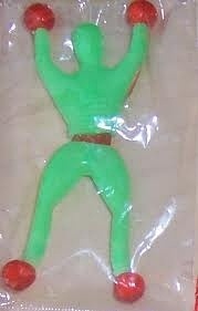 原来小学考试及格的同学会有奖品 老师点一个名字就扔到黑板上一个这玩儿 被点到名字的同学就可以的得到这样一个玩具 班上的同学几乎每人都有一个