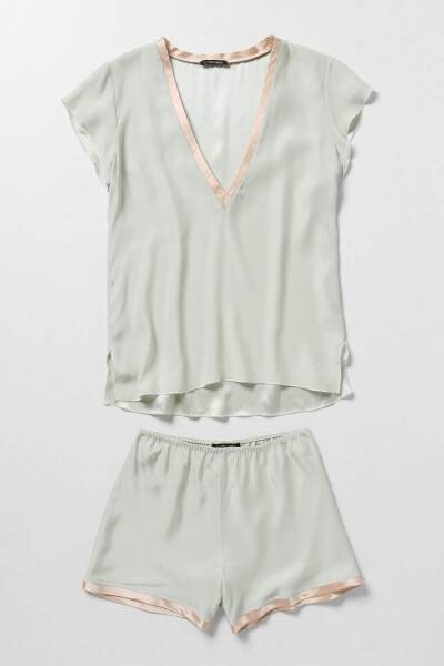 滚边柔软的短袖短裤睡衣 <a class='shortlnk' href='/s/05194f3e6' target='_blank' title='http://www.anthropologie.com/anthro/catalog/productdetail.jsp?id=20921532&amp;catId=CLOTHES-NEW&amp;pushId=CLOTHES…