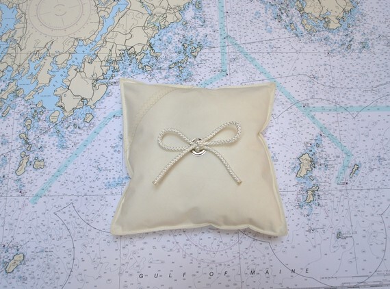 帆船航海再生结婚戒指枕 <a class='shortlnk' href='/s/0ca318c2' target='_blank' title='http://www.etsy.com/listing/69449652/recycled-sail-nautical-wedding-ring'>http://duitang.com/s/0ca318c2</a>