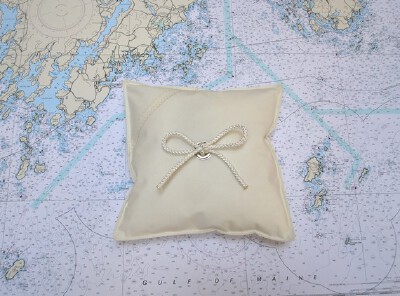 帆船航海再生结婚戒指枕 <a class='shortlnk' href='/s/0ca318c2' target='_blank' title='http://www.etsy.com/listing/69449652/recycled-sail-nautical-wedding-ring'>http://duitang.com/s/0ca318c2</a>