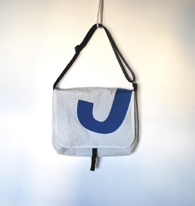 字母J<a class='shortlnk' href='/s/0b2296d4' target='_blank' title='http://www.etsy.com/listing/66405898/upcycled-sail-messenger-bag-blue-letter'>http://duitang.com/s/0b2296d4</a>
