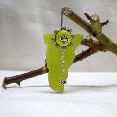 我承认，是它的颜色一下吸引了我。<a class='shortlnk' href='/s/12f05cc68' target='_blank' title='http://www.etsy.com/listing/63802817/beach-glass-pendant-asymetrical-apple'>http://duitang.com/s/12f05cc6…