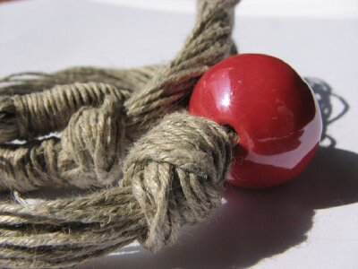 红，一抹红的透亮。<a class='shortlnk' href='/s/1e822835' target='_blank' title='http://www.etsy.com/listing/72993647/red-ceramic-ball-linen-necklace'>http://duitang.com/s/1e822835</a>