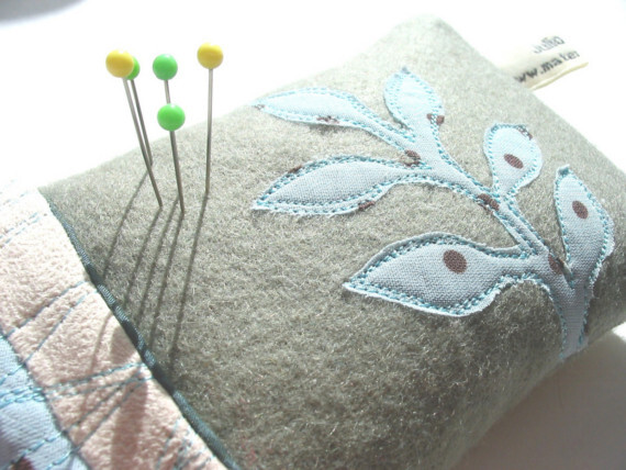 枕形波点<a class='shortlnk' href='/s/077c018a1' target='_blank' title='http://www.etsy.com/listing/10491884/sale-polka-dot-pincushion'>http://duitang.com/s/077c018a1</a>
