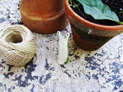 瞪大眼睛荷塘中哼着小曲。De<a class='shortlnk' href='/s/0c1138d2' target='_blank' title='http://www.etsy.com/listing/73131019/adorable-green-porcelain-garden-slug-for'>http://duitang.com/s/0c1138d2</a>