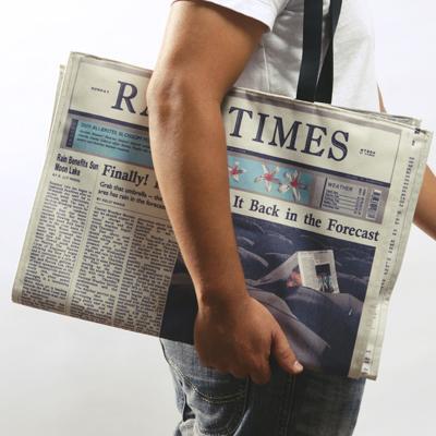 Newspaper Rain Bag - 报纸形状的包包，你见过么？<a class='shortlnk' href='/s/16833c4ed' target='_blank' title='http://www.mollaspace.com/shop/personal-accessory/rain-times-newspaper-bag.html'>http://du…