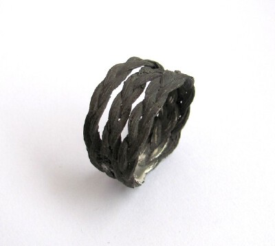 VerenaSchreppel 指环，精巧的手工艺，可以量身定做哦<a class='shortlnk' href='/s/0a89f31b' target='_blank' title='http://www.etsy.com/listing/64426094/zopf-braided-ring-triple-dark'>http://duitang.com/s…