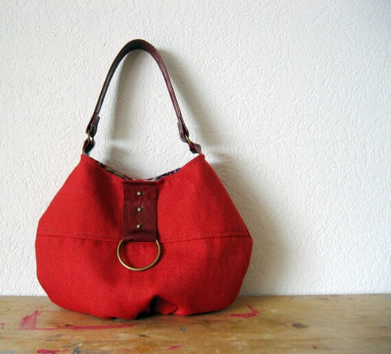 粗布背包，静若太升。<a class='shortlnk' href='/s/13765a782' target='_blank' title='http://www.etsy.com/listing/68772424/auvenier-burlap-bag-with-leather-in-red?ref=tre-4d8b4361b1c76d912fa2ae8f-5'>http://duitang.com/s/13765a782</a>