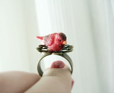 红色的小鸟，愤怒的小鸟。<a class='shortlnk' href='/s/11d6c46e' target='_blank' title='http://www.etsy.com/listing/63234634/scarlet-bird-ring?ref=tre-4d8b4361b1c76d912fa2ae8f-7'>http://duitang.com/s/11…