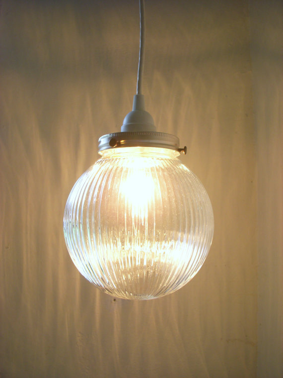 玻璃糖般美好透亮。 H<a class='shortlnk' href='/s/12b6220d3' target='_blank' title='http://www.etsy.com/listing/72893958/moon-glow-holophane-globe-crisp-clean'>http://duitang.com/s/12b6220d3</a>