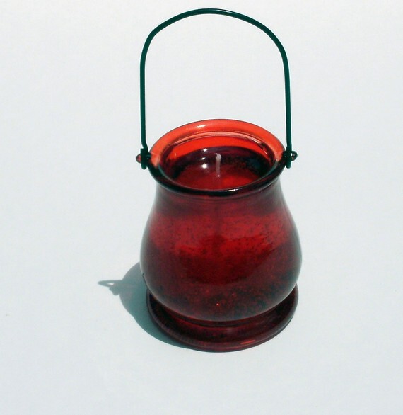 蜡烛，也能刺眼，也能照亮你生活。<a class='shortlnk' href='/s/11d494d62' target='_blank' title='http://www.etsy.com/listing/29427338/red-lantern-gel-candle-in-raspberry?ref=sr_gallery_5&amp;ga_s'>http://duitang.com/s/11d494d62</a>