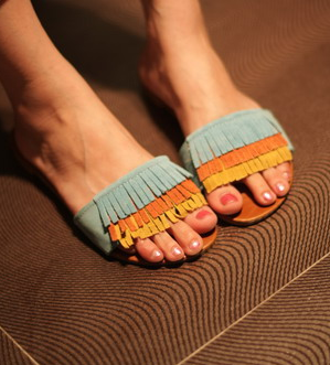  3个颜色的流苏拖鞋 <a class='shortlnk' href='/s/15158fa92' target='_blank' title='http://item.taobao.com/item.htm?id=10286402759'>http://duitang.com/s/15158fa92</a>