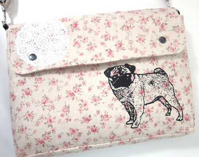 手工布艺包包<a class='shortlnk' href='/s/163ff6a07' target='_blank' title='http://www.etsy.com/listing/70683657/messenger-bag-pug-on-floral-linen'>http://duitang.com/s/163ff6a07</a>