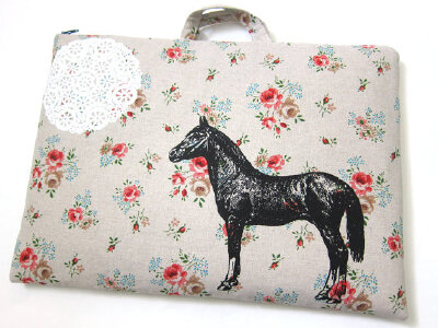 手工小花包包<a class='shortlnk' href='/s/14f27626e' target='_blank' title='http://www.etsy.com/listing/73620631/laptop-bag-horse-and-lace-on-beautiful'>http://duitang.com/s/14f27626e</a>