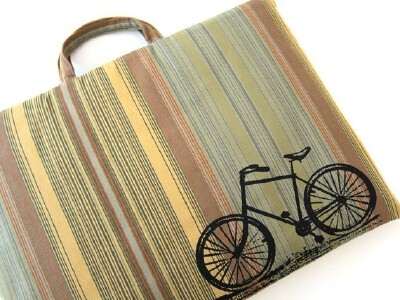 竖纹手工包包<a class='shortlnk' href='/s/11e99889b' target='_blank' title='http://www.etsy.com/listing/59637826/laptop-bag-vintage-bicycle-on-stripes'>http://duitang.com/s/11e99889b</a>