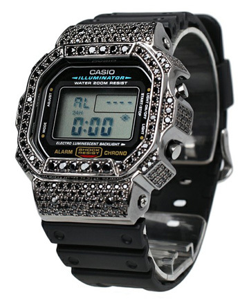CASIO -此款合作款腕表SR’ES G-LUX具有非同一般的奢华气息，925纯银的表盘上镶嵌了数颗大大小小的水晶，非常精致，共推出银黑和银白两种款式可供选择。