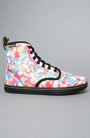 Dr Martens X Hello Kitty 超萌合作限量款7孔马丁靴：超萌，超可爱的的鞋子 马丁 X Hello Kitty 联名推出的限量款：国内买不到哦~这么可爱的鞋子看了怎能不心动呢？
