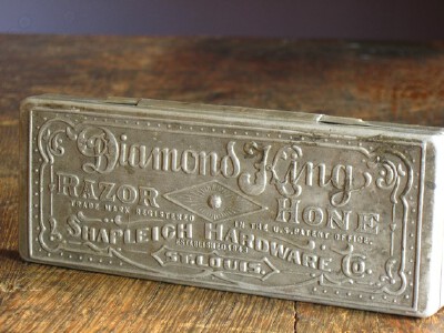 Vintage Diamond King Razor Hone 还是磨刀石铁盒子，这个品相很好