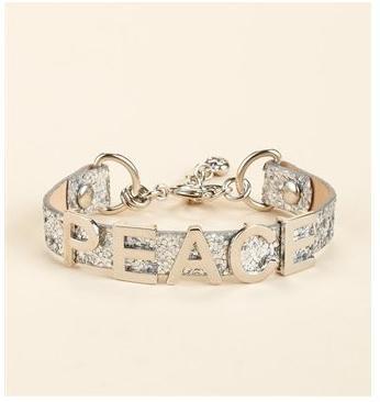 Juicy Couture/peace 银色和平字母闪片手链：和平字母标志的项链，风靡好莱坞的款式，够时尚哦。手链上面有银色的亮片，闪闪的，好看长度也能调节，还有一个小小的心形缀~