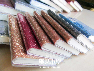 哎呦~不错哦！~荧光闪闪的本本，好有爱噢~~~本型拿在手上也很舒服吖~~嘻嘻~~