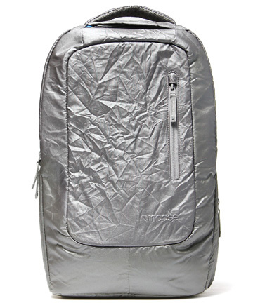 由apple苹果的指定专属配件供应商INCASE在2011年推出的Alloy Backpack。