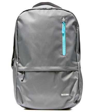 NCASE所推出的此款Campus Backpack，采用了校园风格的书包设计，同时也秉承了品牌一直最重点强调的功能性，各个隔层清晰合理，外层口袋还增加了防水拉链设计，面料采用了带有涂层的耐用尼龙材质，手感极佳，外观精美…